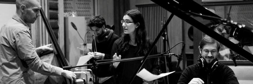 Cymin Samawatie beim musizieren im Studio